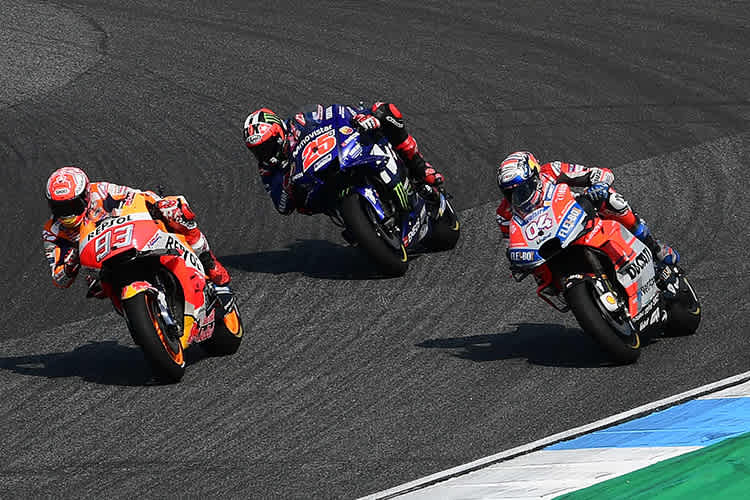 Letzte Kurve: Marc Marquez (93) gegen Maverick Vinales (25) und Andrea Dovizioso