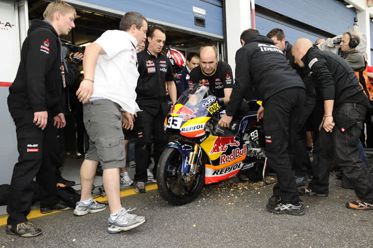 Estoril 2010: Fehler in der Aufwärmrunde, aber Márquez gewinnt danach!