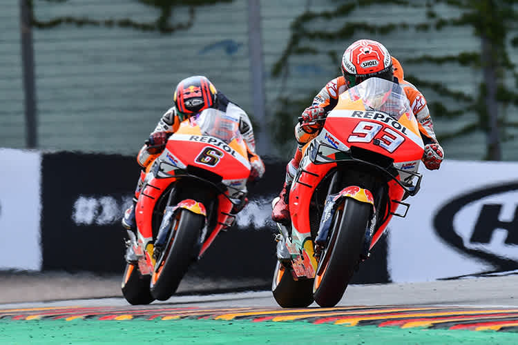 Das Repsol-Honda-Duo Marc Márquez (93) und Stefan Bradl (6)