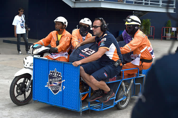 Das verschrottete Bike wird an die Boxen gebracht