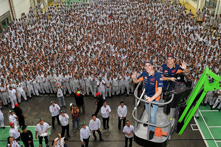 Marc Márquez und Dani Pedrosa mit den Mitarbeitern von Astra Honda