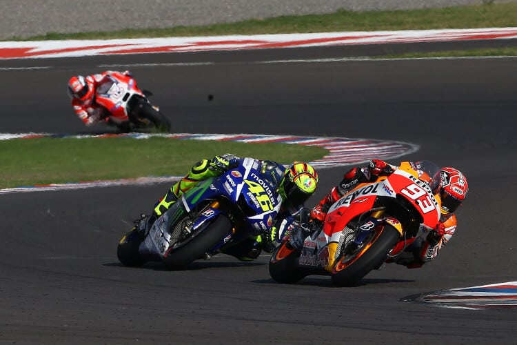Argentinien: Rossi holte mit dem extra-harten Hinterreifen rasant zu Márquez auf