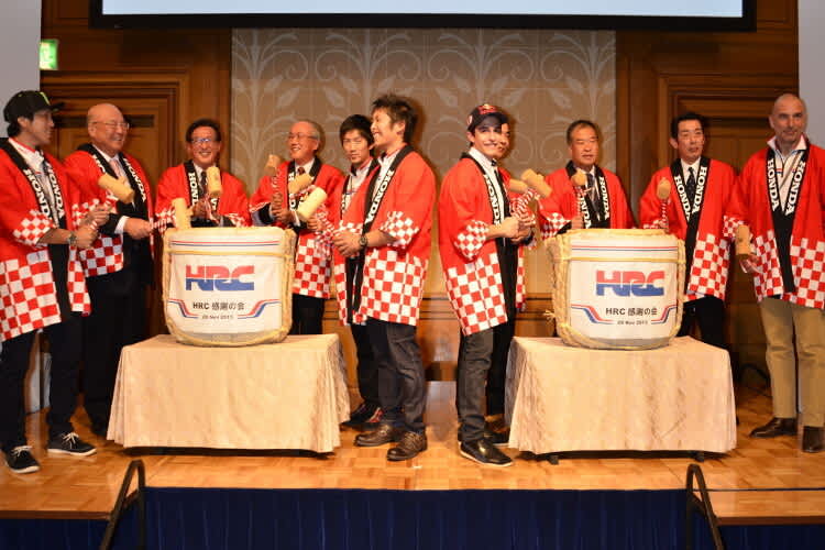 Marc Márquez (Mitte rechts) trommelt für Honda