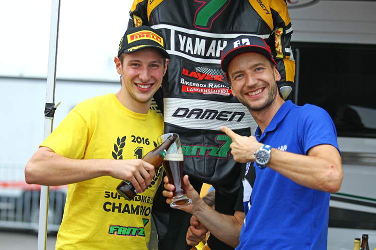 Max Neukirchner und Marvin Fritz genehmigen sich ein Bier