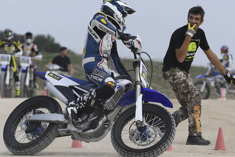 Die Instruktoren um Marco Belli trainierten mit dem asiatischen Talenten intensiv auf der Flat Track 