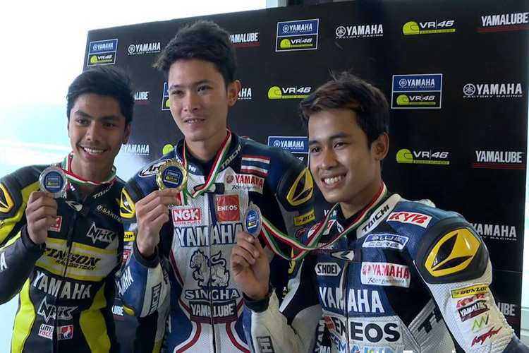 Apiwat Wongthananon (Mitte) tritt 2017 in der Junioren-WM an