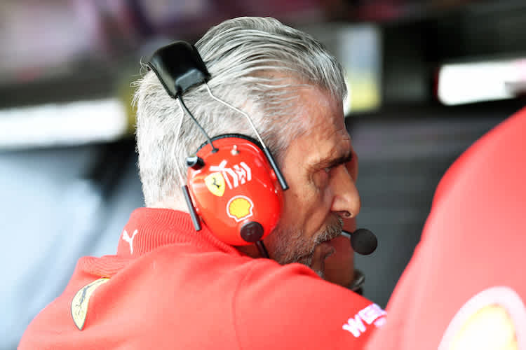 Ferrari-Teamchef Maurizio Arrivabene stellt sich vor Sebastian Vettel und seine Mannschaft