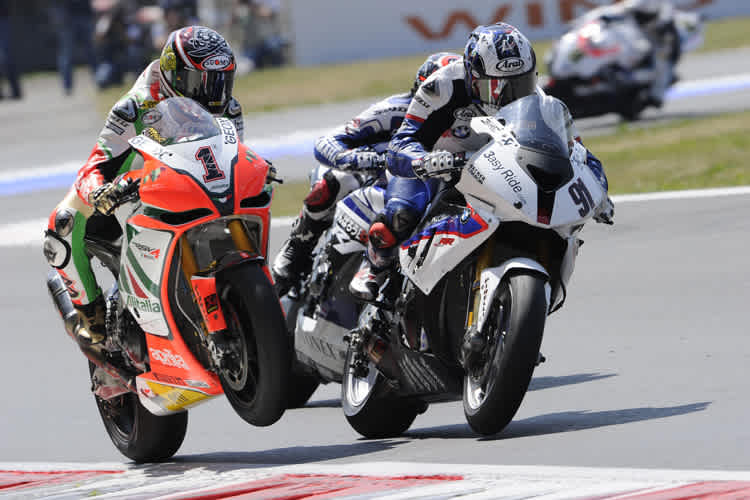 Eine heiße Szene 2011: Max Biaggi (1) gegen Leon Haslam (91)