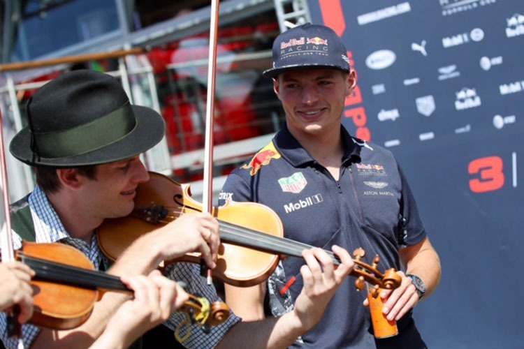 Max Verstappen durfte schon im Januar in Kitzbühel einen Red Bull Racing-Boliden steuern – auf speziellen Reifen fuhr er im RB7 aus dem Jahr 2011 einige Show-Kilometer im Schnee