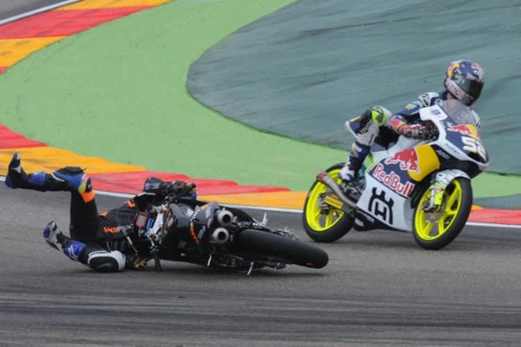 John McPhee fällt hin, Danny Kent freut sich