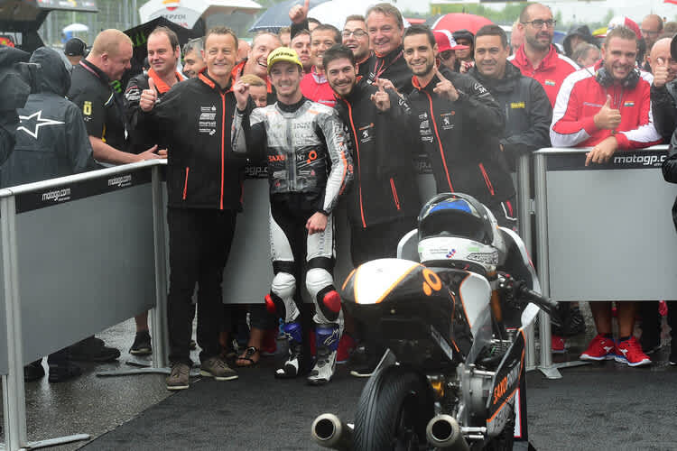 Jubel im Parc Fermé: Sieger John McPhee mit Teamteilhaber Florian Prüstel