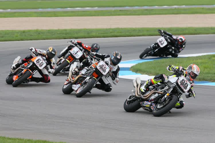 Rahmenrennen in Indy 2014: Jeremy McWilliams (99) führt mit der Harley-Davidsoin XR1200