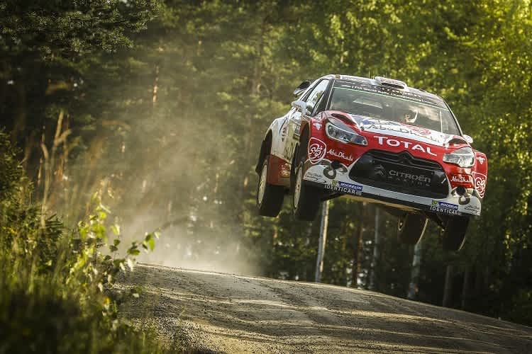Kris Meeke führt in Finnland souverän