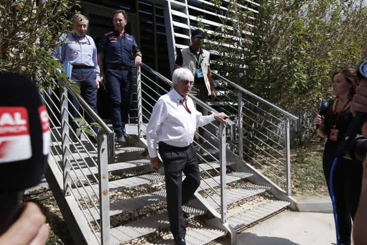 Die Sitzung ist zu Ende: Bernie Ecclestone vor Jean Todt und Christian Horner
