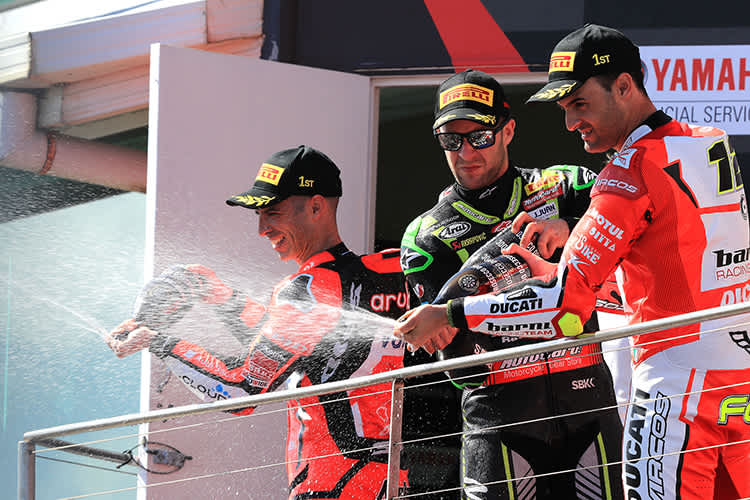 Podest nach Lauf 2: Sieger Melandri (li.) mit Rea und Fores