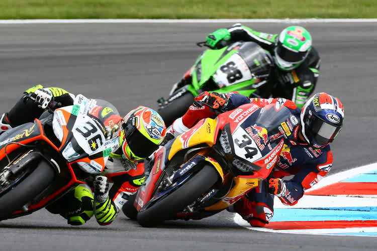 Davide Giugliano (34) im Kampf mit Leandro Mercado