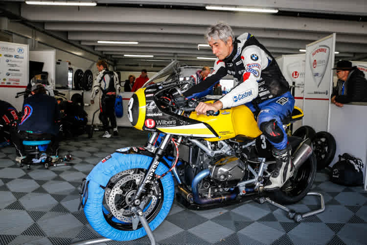 Stéphane Mertens nahm in der Box schon mal Maß auf der BMW