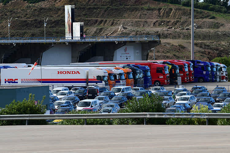 Die MotoGP-Trucks warten in Reih und Glied auf den Einlass