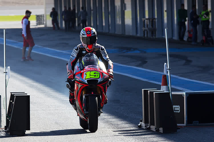 Alvaró Bautista passiert die Messgeräte von Michelin