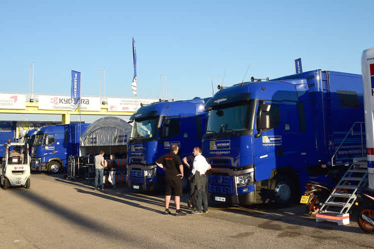 Am Montag nahmen die Michelin-Lkw in Reih und Glied hinter den Boxen Ausfetllung