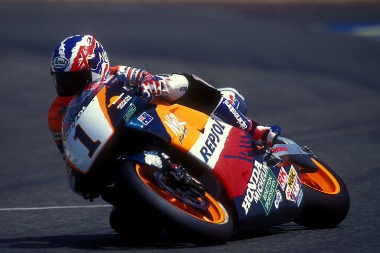 Erster Weltmeister in Repsol-Farben: Mick Doohan holt 1995 seine zweite 500-ccm-Krone