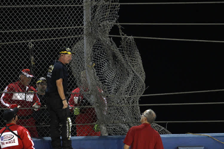 Die Schäden am Fangzaun zeugen von der Wucht des Abflugs