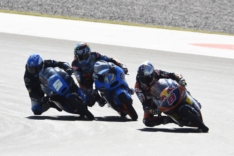 Romano Fenati (5) bremste sich an Jack Miller (8) heran und drückte ihn nach außen