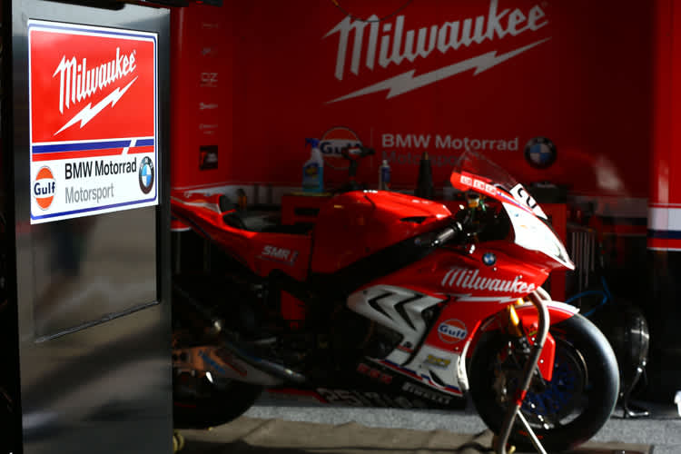 Viel blieb an der BMW S1000RR nicht ganz