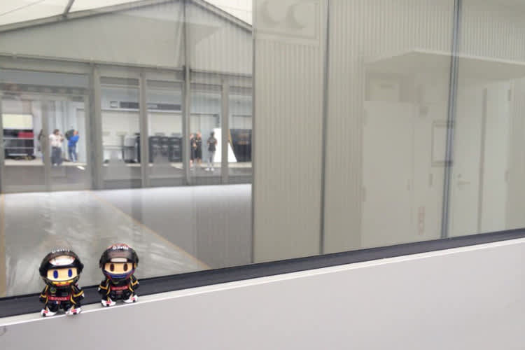 Die Mini-Fahrer von Lotus vor dem leeren Gästehäuschen