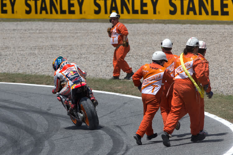 9. Bild: Marc Márquez fährt weg, aber der Schalthebel ist gebrochen