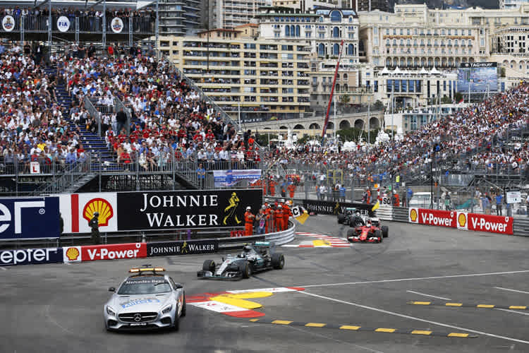 Lewis Hamilton hinter dem Safety-Car, Rosberg und Vettel