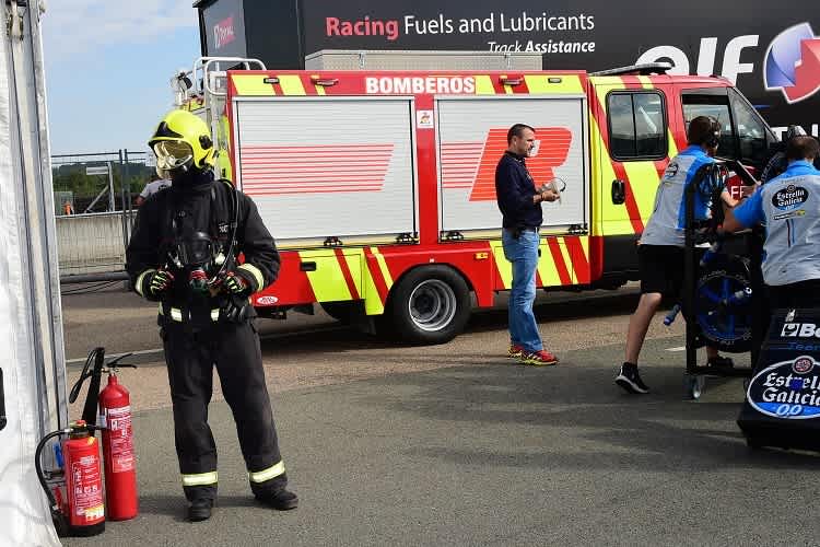 Feuerwehrleute aus Spanien warfen ein Auge auf die MotoE-Bikes