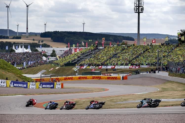 Tausende Fans beobachten die MotoGP-Asse auf dem Sachsenring