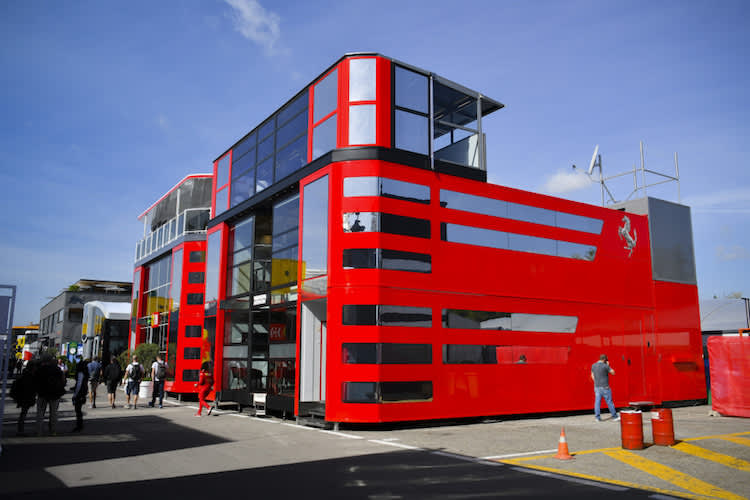  Luxuriös: Die Motorhomes der Teams können sich sehen lassen