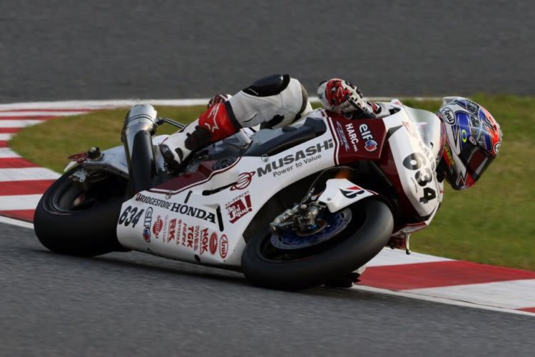 Zurück in der Box wurde vergeblich versucht, die MuSASHI-Honda zu reparieren