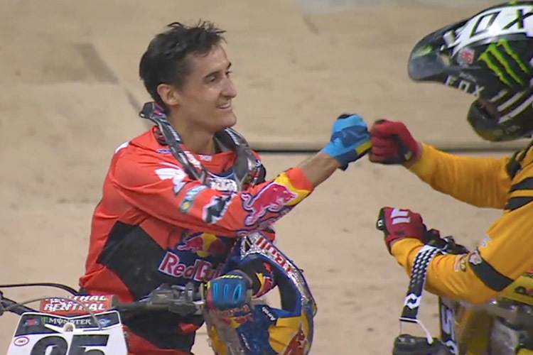 Zwei Franzosen im Finale von Indianapolis: Cedric Soubeyras gratuliert dem Sieger Marvin Musquin