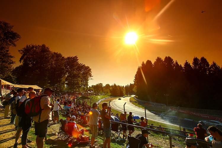 Auch von der heimischen Couch lässt sich das 24h-Rennen am Nürburgring bestens verfolgen