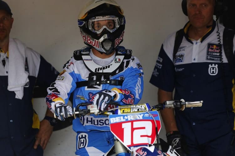 Max Nagl kommt mit dem 'redplate' des WM-Führenden in den Talkessel