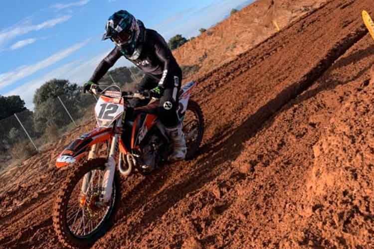 Max Nagl auf der KTM mit IXS-Bekleidung