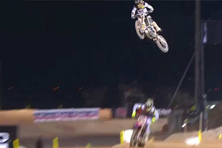 Schrecksekunde für Max Nagl: Er verfehlt Gautier Paulin, der den Vierfachsprung nicht voll nimmt, nur ganz knapp