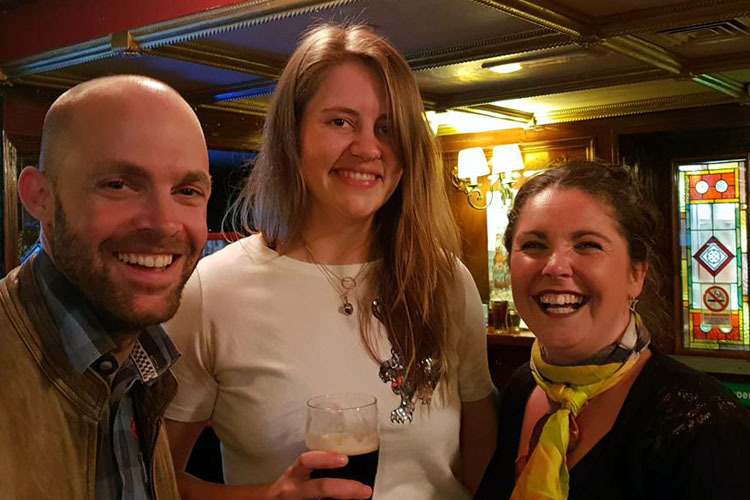 Nadieh Schoots (Mitte) wird im Mai 2018 zum North West 200 begrüßt