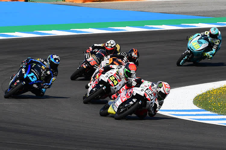 Zielkurve in der Moto3-Klase: Sieger Niccolò Antonelli (23) führt vor Suzuki (24) und Vietti (13)