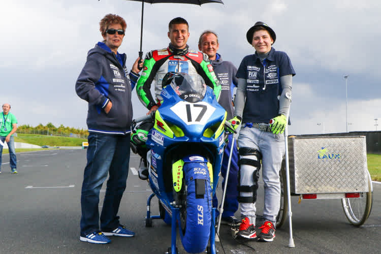 Rafael  Neuner und Sarah Heide auf Krücken