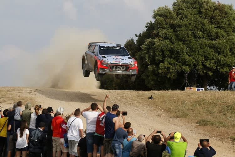 Thierry Neuville flog auf Sardinien zum zweiten Sieg