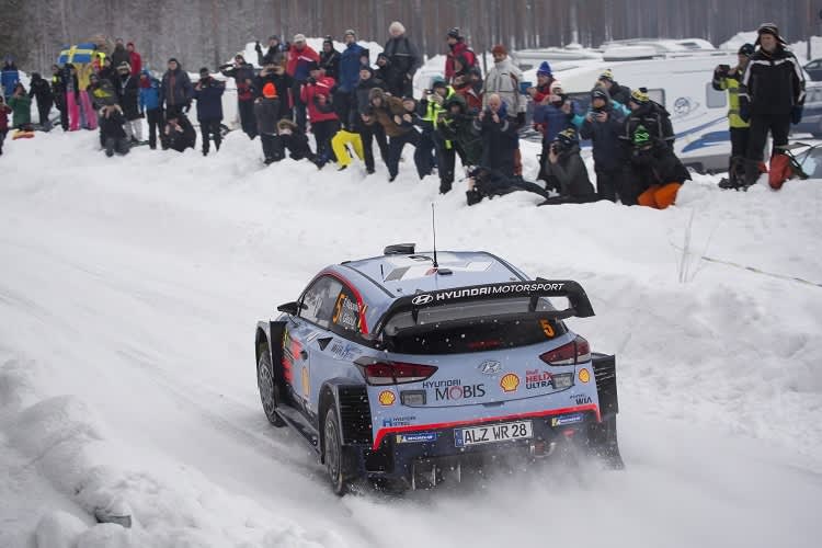 Die Schweden bejubeln den Sieger Thierry Neuville