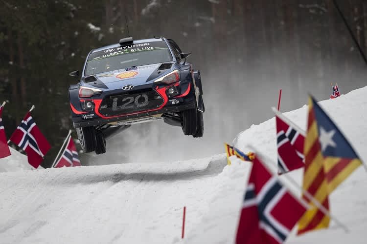 Thierry Neuville im Sprung an die Spitze