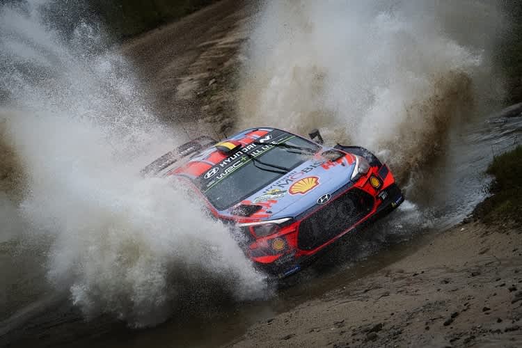 Thierry Neuville duschte seine Verfolger