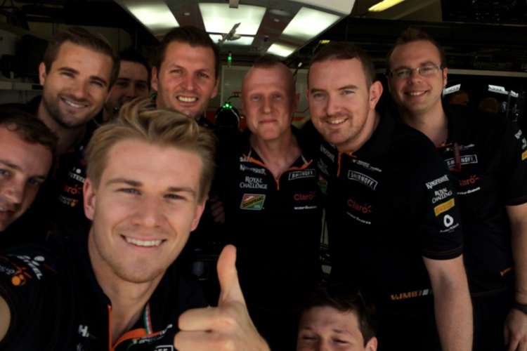 Daumen hoch für einen guten Zweck: Nico Hülkenberg fotografierte sich gemeinsam mit seinen Mechanikern