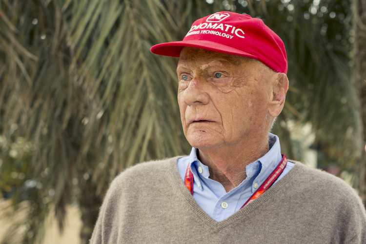 Beeindruckt Niki Lauda herzt den zweitplatzierten Mercedes-Piloten Nico Rosberg