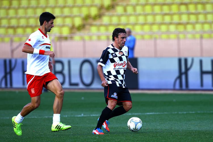 Fussball-Fan Fernando Alonso während eines Freundschaftsspieles gegen Tennis-Star Novak Djokovic